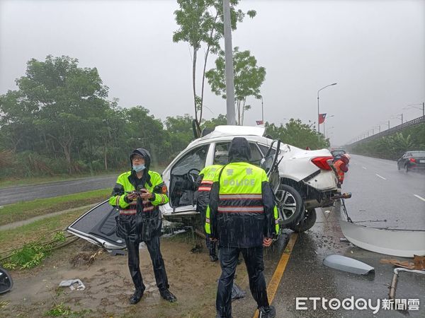 ▲江姓女駕駛在大雨中行駛，疑似視線不佳，撞上路旁燈桿。（圖／鳳林警分局提供，下同）