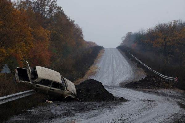 ▲▼ 俄烏戰爭,烏克蘭,戰場。烏克蘭東部頓巴斯地區，路邊一輛汽車被毀。（圖／路透）