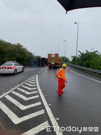 ▲▼國道3號屏東南州交流道聯結車翻覆。（圖／記者陳崑福翻攝）