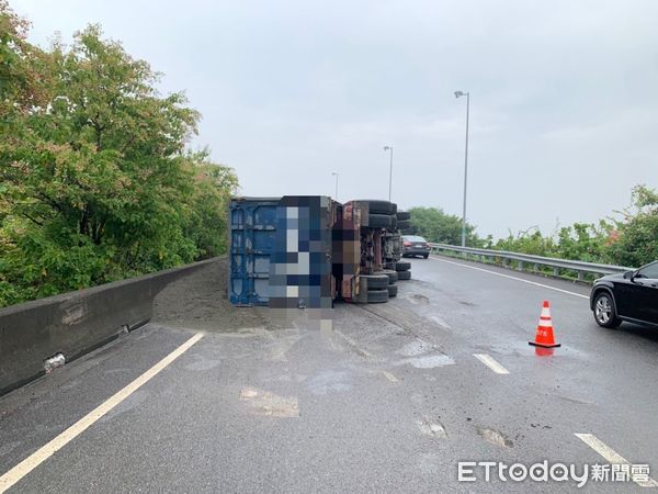 ▲▼國道3號屏東南州交流道聯結車翻覆。（圖／記者陳崑福翻攝）