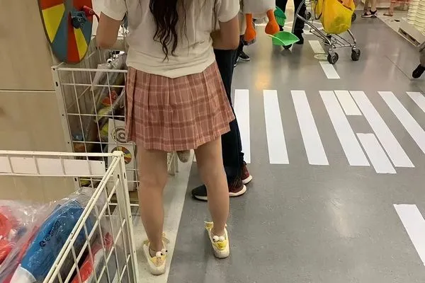 ▲▼女孩的短裙裡露出一截尾巴，不少老司機看完秒懂。（圖／翻攝自Facebook／爆廢公社公開版）