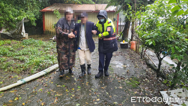 ▲▼三星警方冒著大雨，協助英士部落257人撤離。（圖／記者游芳男翻攝，下同）