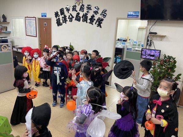 ▲幼兒園參訪龍潭警分局，快樂過萬聖成群結鬼來搗蛋。（圖／龍潭警分局提供）