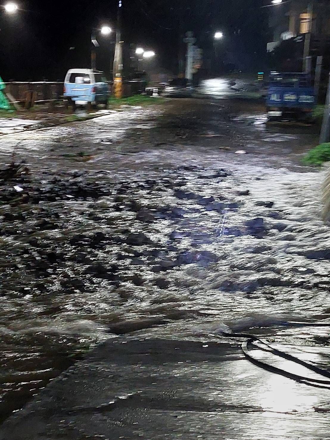 超大對流胞深夜掃蘭嶼！時雨量飆108毫米　多處土石流（圖／翻攝自Facebook／蘭嶼鄉公所、天氣風險WeatherRisk）