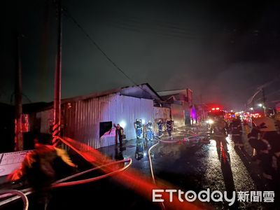 快訊／岡山工廠火勢猛烈「燒紅夜空」緊鄰加油站　緊急增派3梯救援　