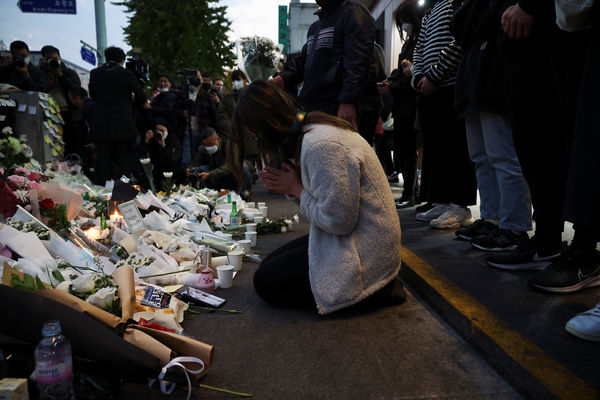 ▲▼南韓梨泰院29日發生萬聖節人潮嚴重推擠、踩踏事故，造成多達154人罹難，民眾在災難現場獻花哀悼。（圖／路透）