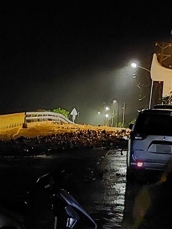 超大對流胞深夜掃蘭嶼！時雨量飆108毫米　多處土石流（圖／翻攝自Facebook／蘭嶼鄉公所、天氣風險WeatherRisk）