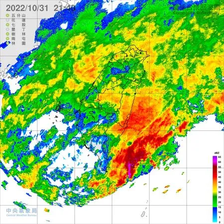 超大對流胞深夜掃蘭嶼！時雨量飆108毫米　多處土石流（圖／翻攝自Facebook／蘭嶼鄉公所、天氣風險WeatherRisk）