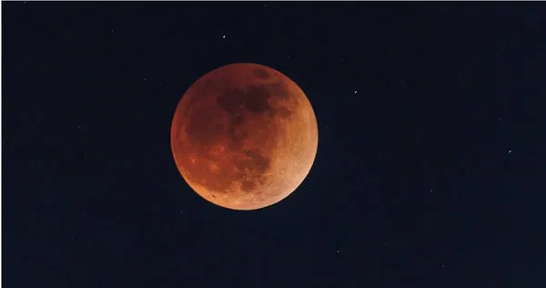 占星老師李靜唯指出，11月8日傍晚會發生「血月」天文現象，容易讓人們產生不安情緒。（圖／達志／路透社）