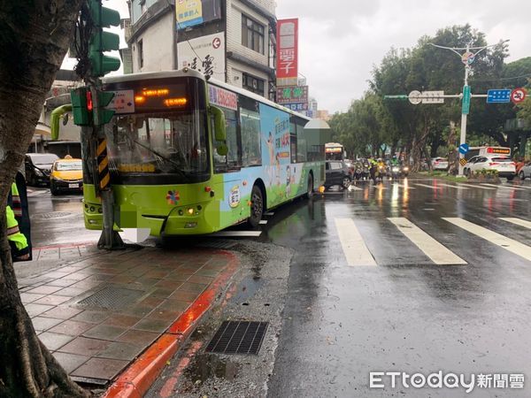 ▲▼台北市中山區中山北路、士東路口今上午傳出公車自撞事故。（圖／記者黃宥寧翻攝）