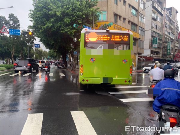 ▲▼台北市中山區中山北路、士東路口今上午傳出公車自撞事故。（圖／記者黃宥寧翻攝）