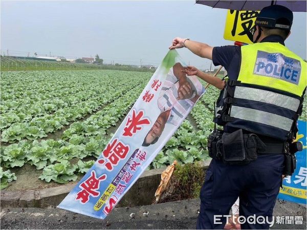 ▲東港警分局員警逮獲楊男涉嫌毀損競選旗幟            。（圖／記者陳崑福翻攝，下同）