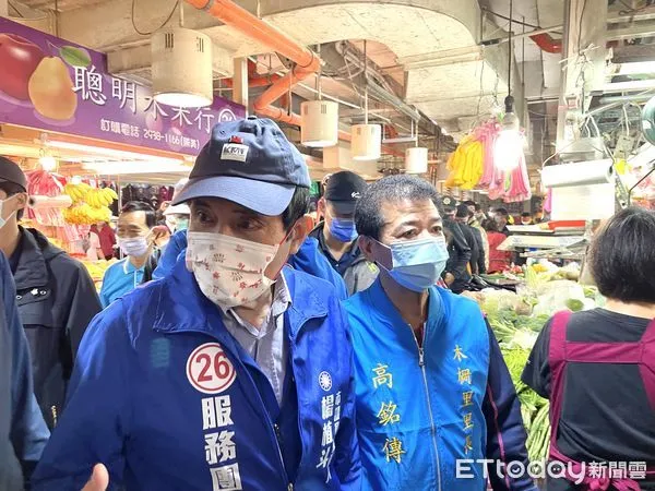 ▲▼前總統馬英九陪同市議員候選人楊植斗市場拜票。（圖／記者鄭佩玟攝）