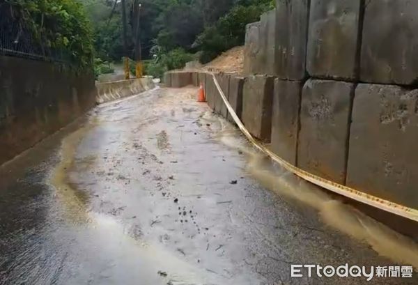 ▲▼基隆七堵區豪雨造成邊坡土石流，阻擋交通。（圖／記者郭世賢翻攝）