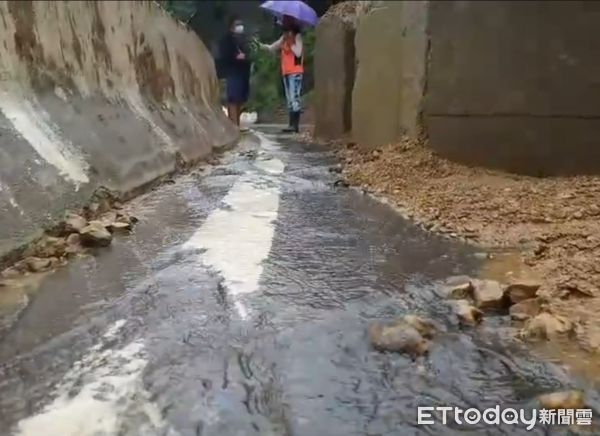 ▲▼基隆七堵區豪雨造成邊坡土石流，阻擋交通。（圖／記者郭世賢翻攝）