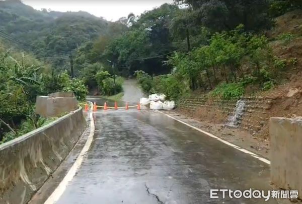 ▲▼基隆七堵區豪雨造成邊坡土石流，阻擋交通。（圖／記者郭世賢翻攝）