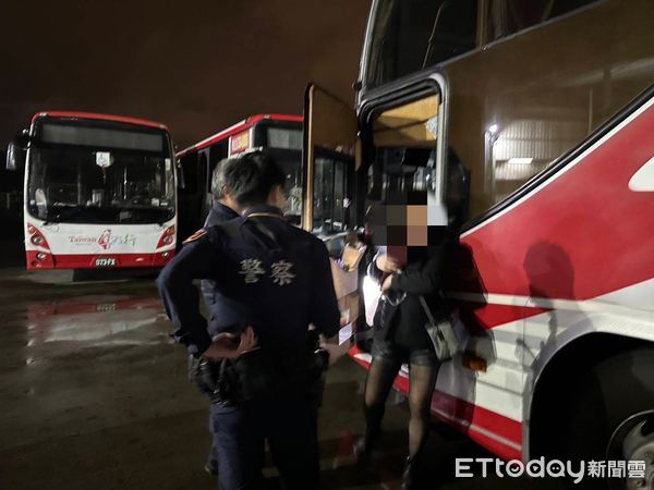 ▲▼       桃園女子搭客運睡著，慘被困在車內      。（圖／記者沈繼昌翻攝）