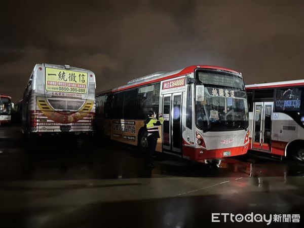 ▲▼       桃園女子搭客運睡著，慘被困在車內      。（圖／記者沈繼昌翻攝）