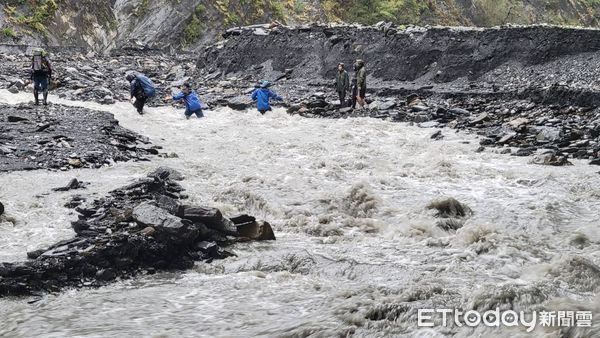 ▲▼南投萬大北溪溪水暴漲，導致5名遊客受困。（圖／記者高堂堯翻攝）