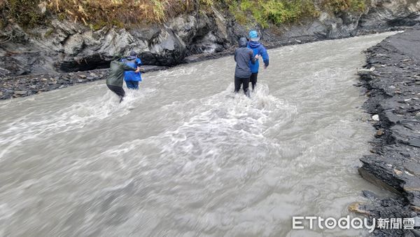 ▲▼南投萬大北溪溪水暴漲，導致5名遊客受困。（圖／記者高堂堯翻攝）