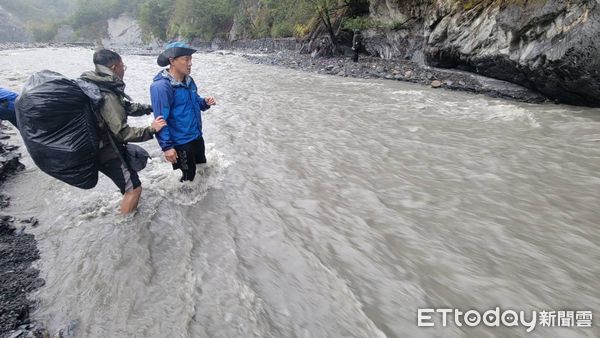 ▲▼南投萬大北溪溪水暴漲，導致5名遊客受困。（圖／記者高堂堯翻攝）