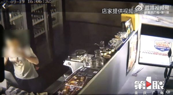 ▲重慶一名小偷闖進餐酒館生啃「冷凍雪花牛」。（圖／翻攝重慶廣電）