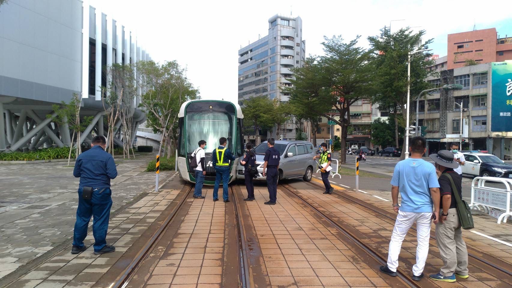 ▲▼小貨車闖管制區…撞壞輕軌車頭影像曝！網怒斥白目：沒看到警示燈？。（圖／讀者提供）