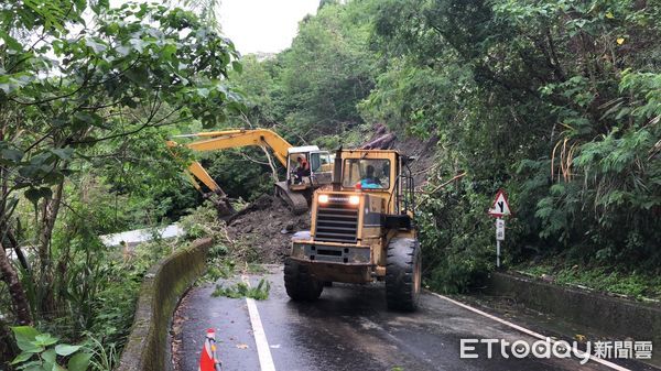 ▲▼台11甲光豐路段16K發生上邊坡坍方道路阻斷，工務段人員及機具進場搶修。（圖／公路總局提供，下同）