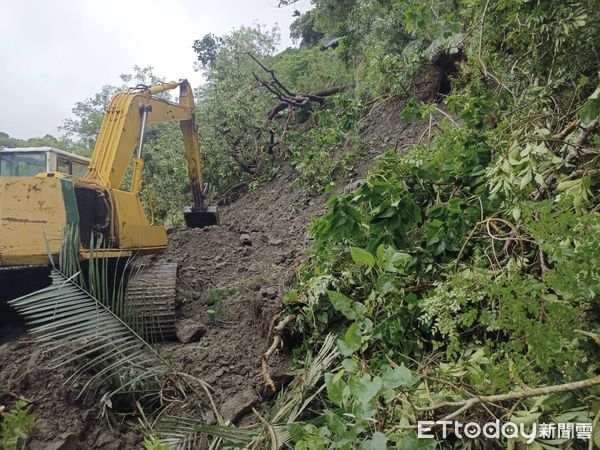 ▲▼台11甲光豐路段16K發生上邊坡坍方道路阻斷，工務段人員及機具進場搶修。（圖／公路總局提供，下同）