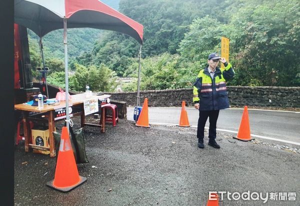 ▲▼巴斯達隘祭典期間，主辦單位及南庄鄉公所、警方規劃接駁專車、停車空間、交通管制規畫，希望祭典活動順利展開。（圖／頭份警分局提供）