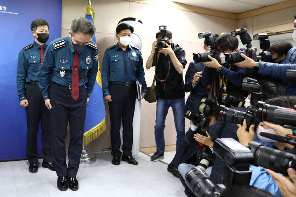 ▲▼ 南韓警察廳長為梨泰院事故鞠躬道歉。（圖／路透）