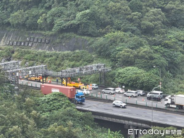 ▲▼       汐止交流道走山空拍畫面曝      。（圖／記者林振民攝）