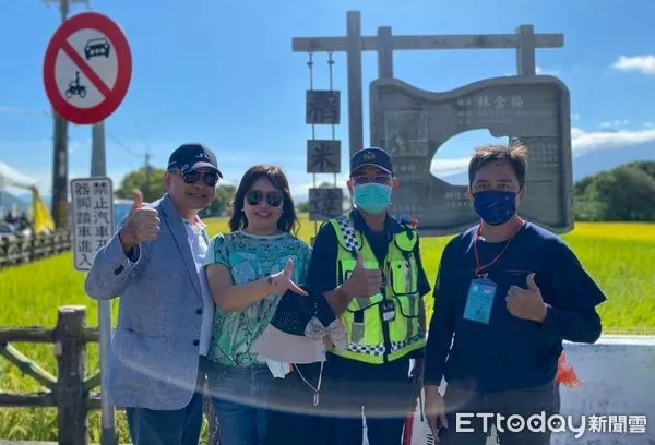 ▲「池上秋收」關警服務不停歇，民眾開心喝采。（圖／記者楊漢聲翻攝）