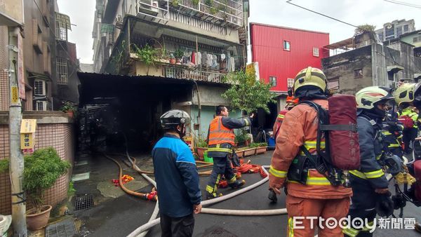 ▲▼新莊老街一處宮廟起火，波及3機車             。（圖／記者陳以昇翻攝）