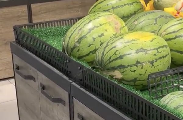 ▲廣東一名男子在逛超市時忽然發現水果區有顆「在小便的西瓜」。（圖／翻攝星視頻）