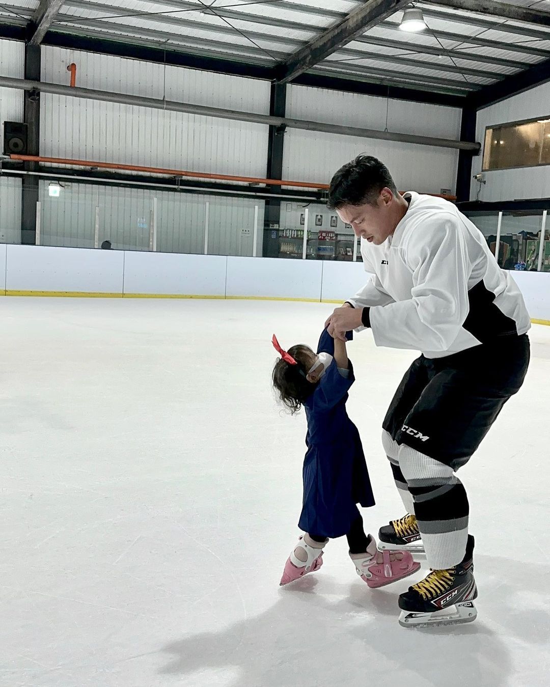 ▲▼許孟哲2歲女兒穿冰刀鞋走路不用人扶。（圖／翻攝自Instagram／chaochao1011）