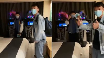 2男學生被隔離到飯店電競房！　「進門見2台電腦狂比讚」連眼睛都在笑