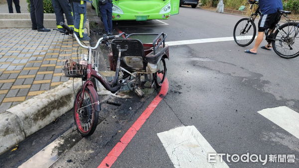 ▲▼台中一名阿嬤意外造成電動三輪車起火。（圖／記者許權毅翻攝）