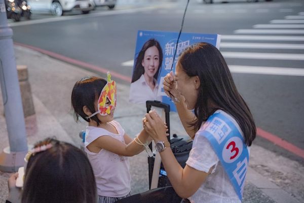 ▲白喬茵的女兒出現在街頭幫媽媽慶生，一句話讓媽媽爆哭             。（圖／翻攝臉書）