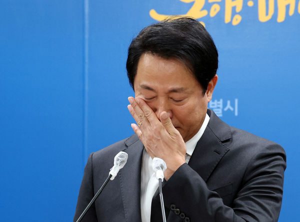 ▲▼首爾市長吳世勳在記者會上，為梨泰院踩踏事件落淚道歉。（圖／路透）