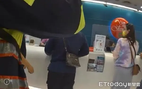 ▲警方獲報趕往銀行阻詐。（圖／八德警分局提供）