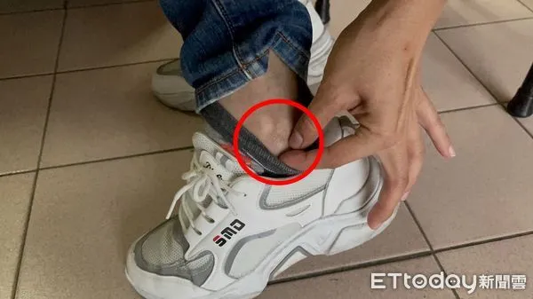 ▲高雄市一名里長候選人在掃街過程時，疑似被人騎車惡意衝撞             。（圖／記者吳奕靖攝）