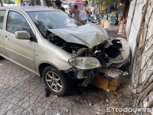 ▲▼台南市北區臨安路與民德路口，一輛自小客車推撞機車，其中機車乘客林女傷重不治。（圖／記者林悅攝）