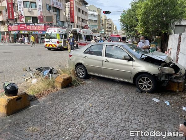 ▲▼台南市北區臨安路與民德路口，一輛自小客車推撞機車，其中機車乘客林女傷重不治。（圖／記者林悅攝）