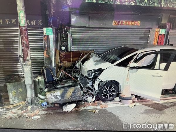 ▲台南市永康區大灣路發生自小客車自撞變電箱，導致變電箱爆炸及週邊停電，陳姓駕駛人受傷，惟警方發現陳男車內有安非他命吸食器及一粒眠毒品。（圖／記者林悅翻攝，下同）