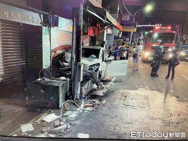 ▲台南市永康區大灣路發生自小客車自撞變電箱，導致變電箱爆炸及週邊停電，陳姓駕駛人受傷，惟警方發現陳男車內有安非他命吸食器及一粒眠毒品。（圖／記者林悅翻攝，下同）