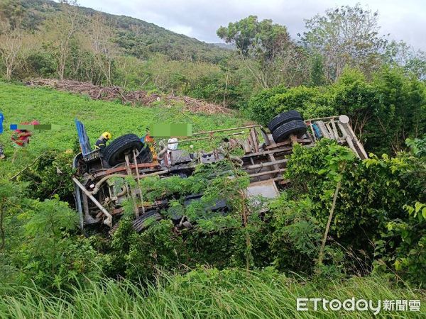 ▲滿州鄉灑水車翻落田間            。（圖／記者陳崑福翻攝，下同）