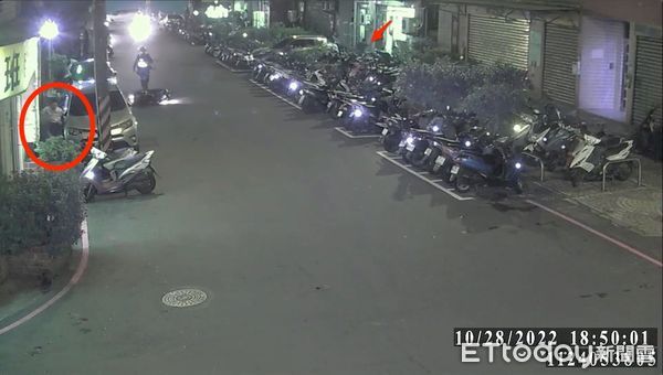 ▲▼移工開車門衝出，員警騎機車追捕，過程中還摔車（紅圈為楊男），（紅箭頭是在逃移工）             。（圖／記者陳以昇翻攝）