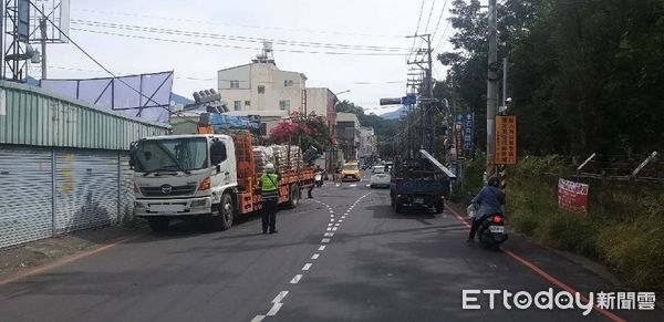 ▲▼東勢區一輛大貨車吊桿忘了收，結果勾斷號誌桿，幸無人傷亡。（圖／民眾提供，下同）