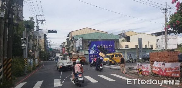 ▲▼東勢區一輛大貨車吊桿忘了收，結果勾斷號誌桿，幸無人傷亡。（圖／民眾提供，下同）